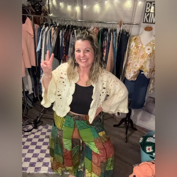 JENNY IS LIVE! Come shop, have fun and just be you. 💛 Jenny - Picture 3 of 10